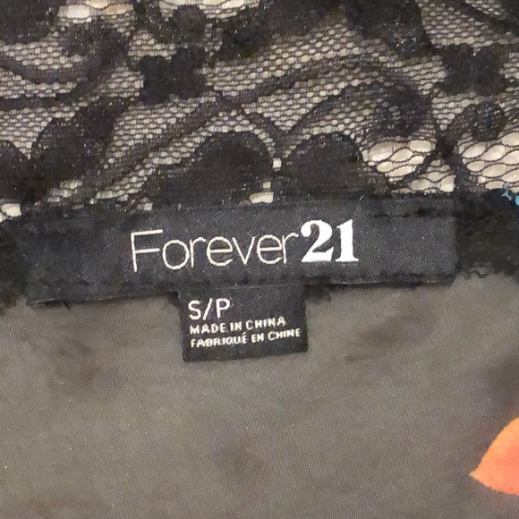 Floral blouse with lace details. - Picture 4 of 5